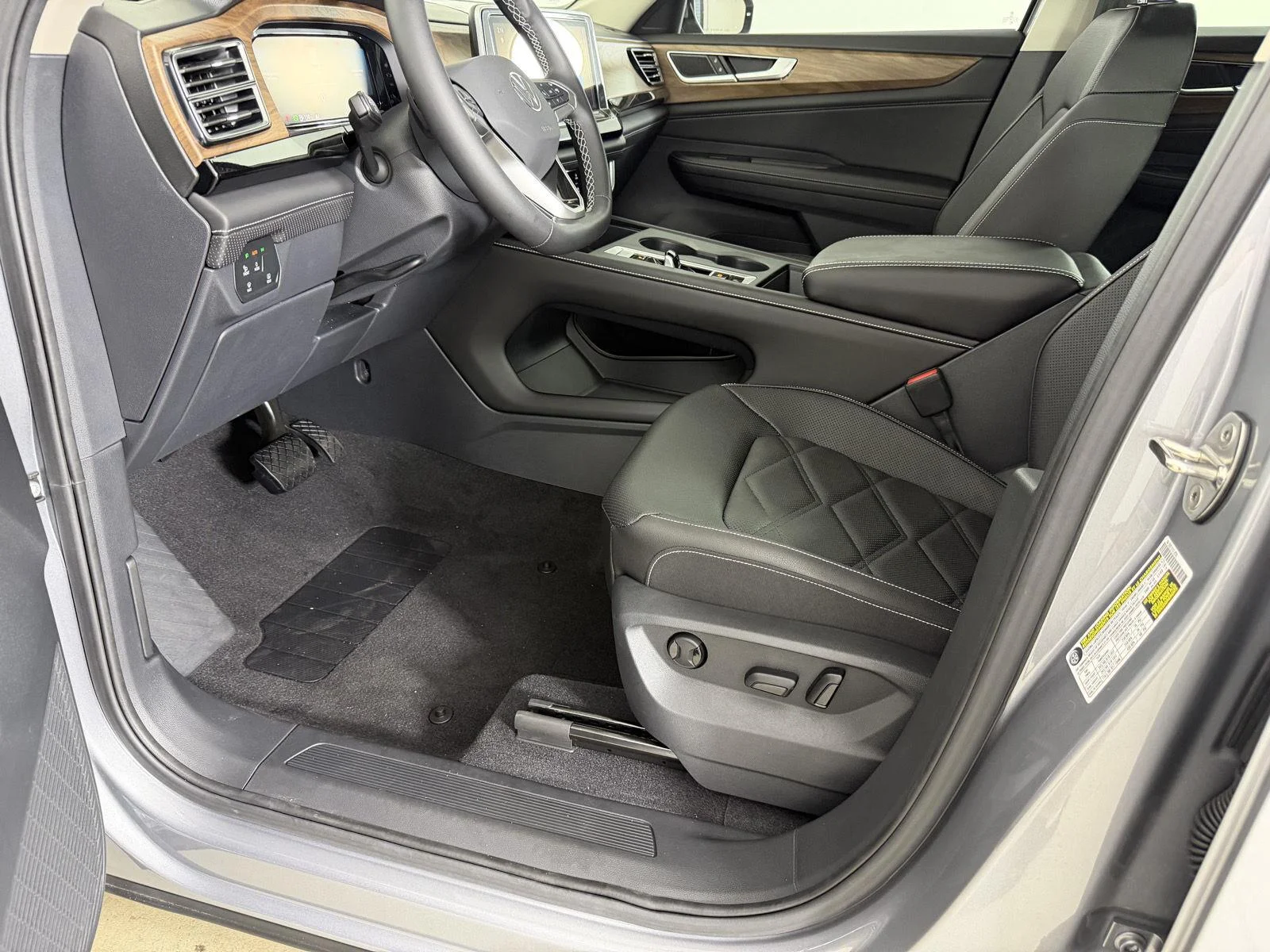 New 2026 Silver Mist Metallic Volkswagen 2.0T SE image 9