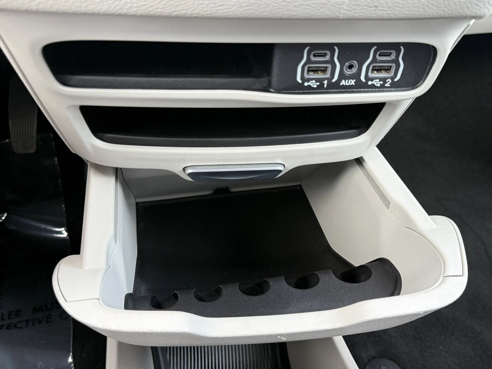 Used 2024 Brilliant Black Crystal Pearlcoat Chrysler Hybrid Select image 23