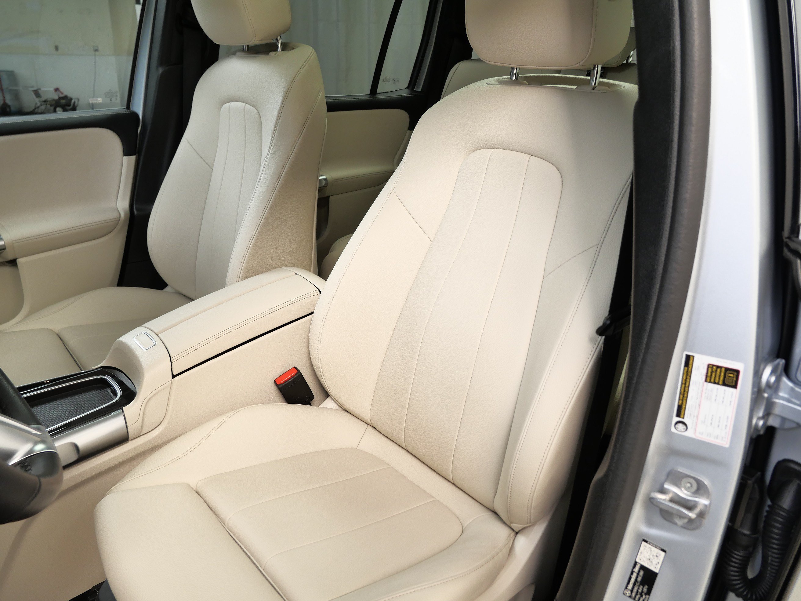 Used 2026 Cirrus Silver Metallic Mercedes-Benz GLB 250 image 3