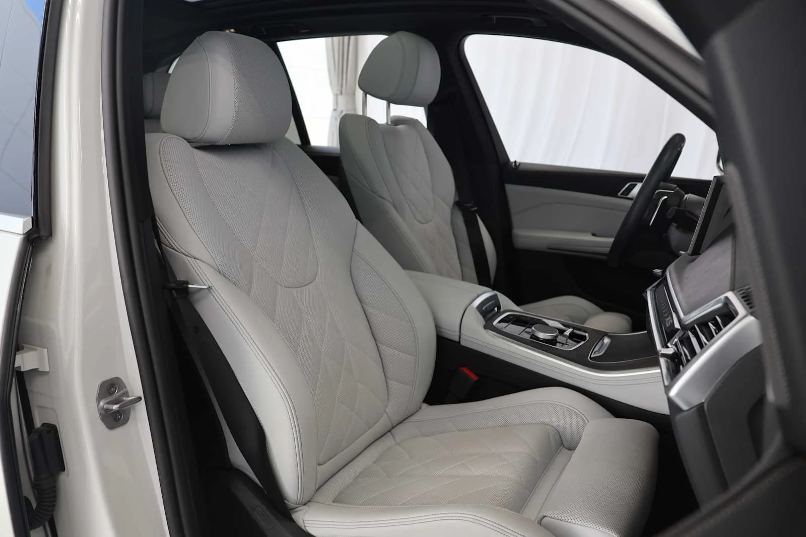 Certified Used 2025 Mineral White Metallic BMW sDrive40i image 13
