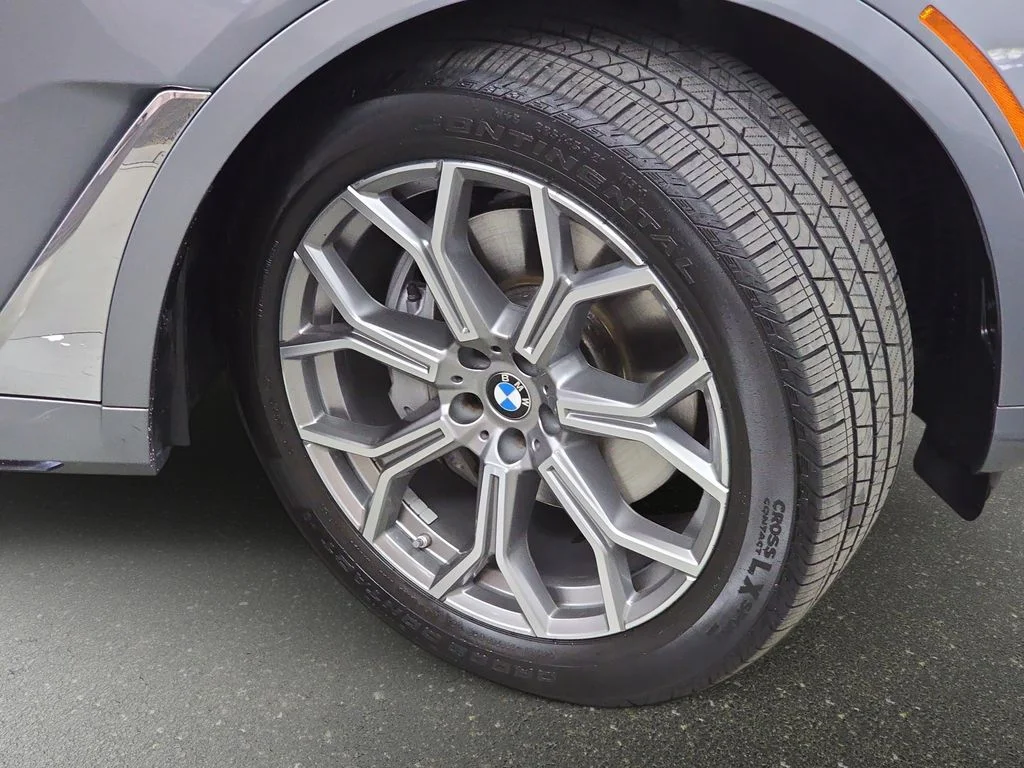 Used 2024 Skyscraper Gray Metallic BMW xDrive40i image 32