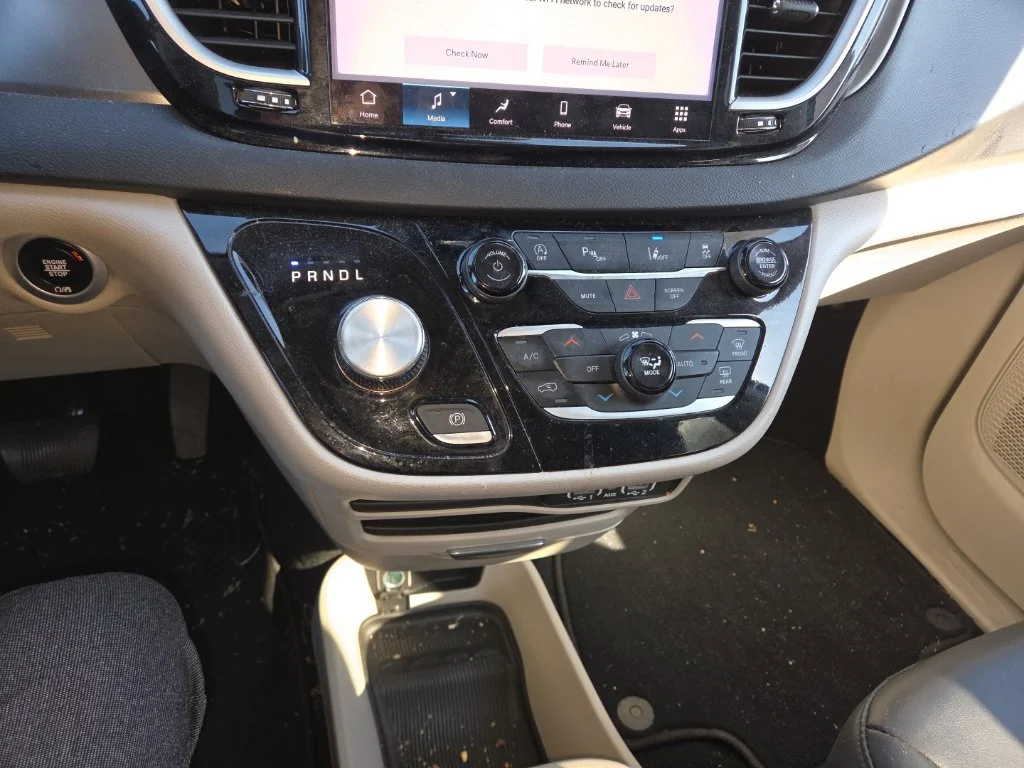 Used 2024 Black Chrysler Touring L image 20