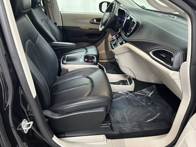 Used 2024  Chrysler Hybrid Select image 13