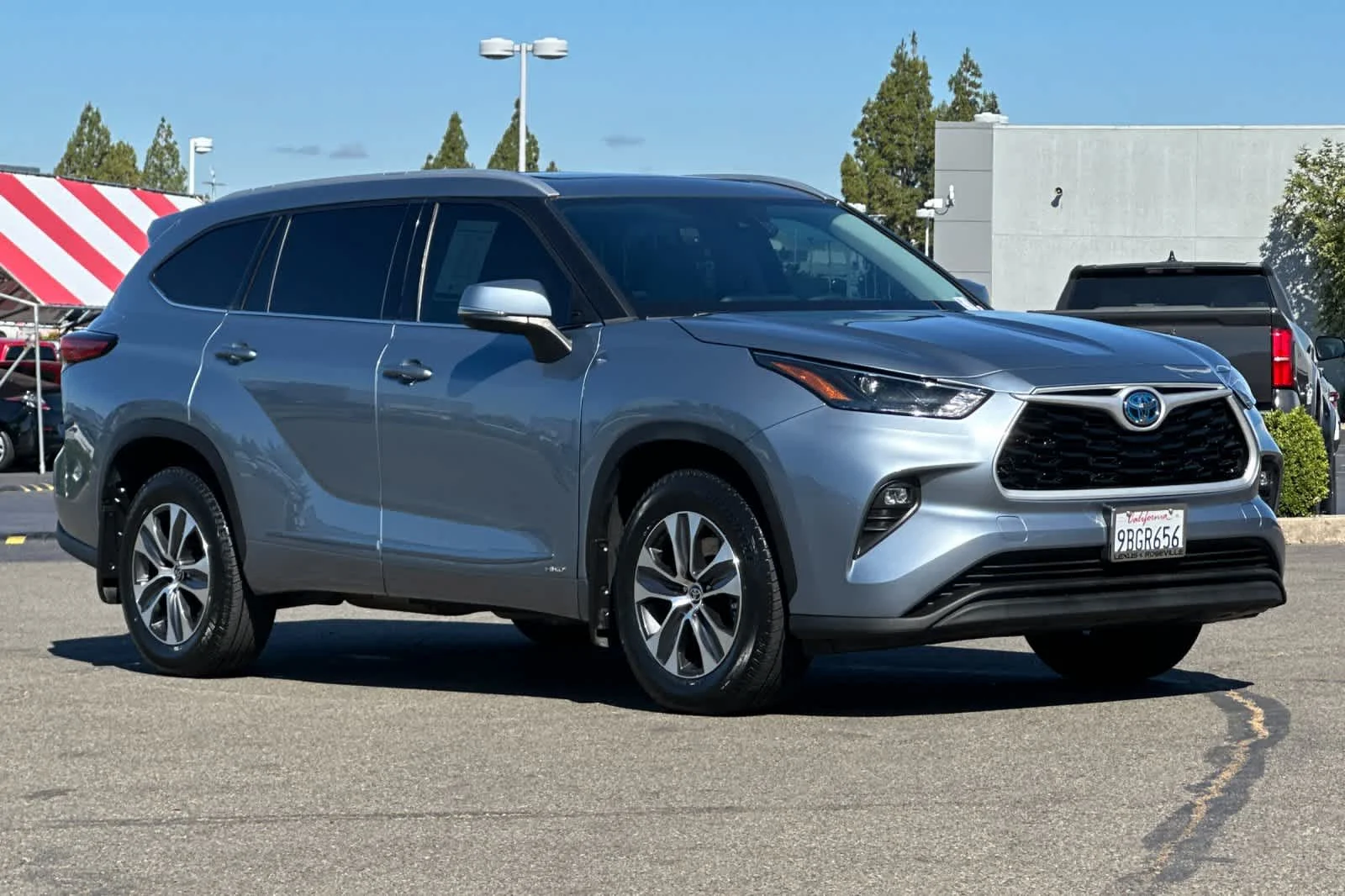 Used 2022 Moon Dust Toyota Hybrid XLE image 5