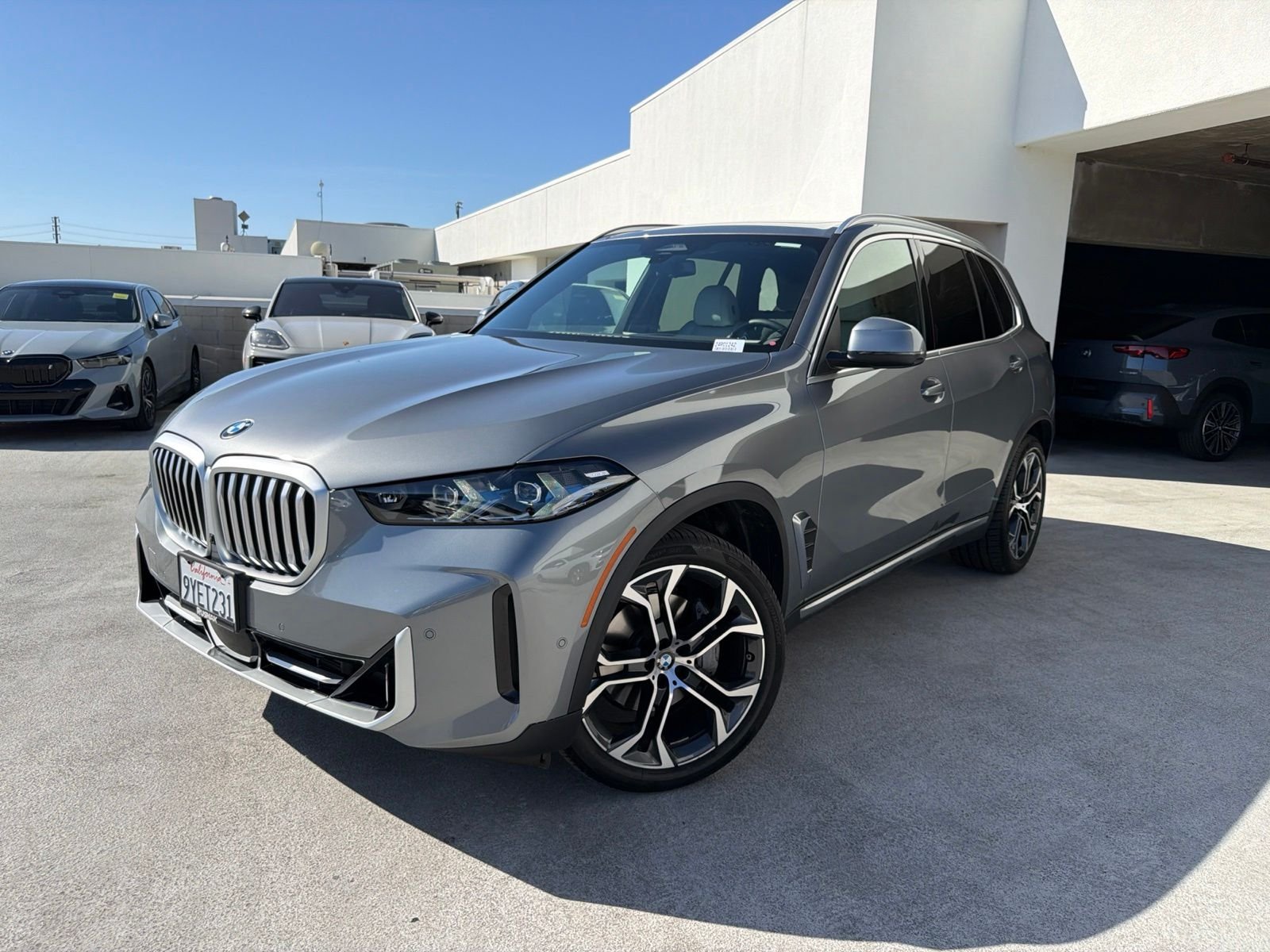 Used 2026 Skyscraper Grey Metallic BMW xDrive40i image 4