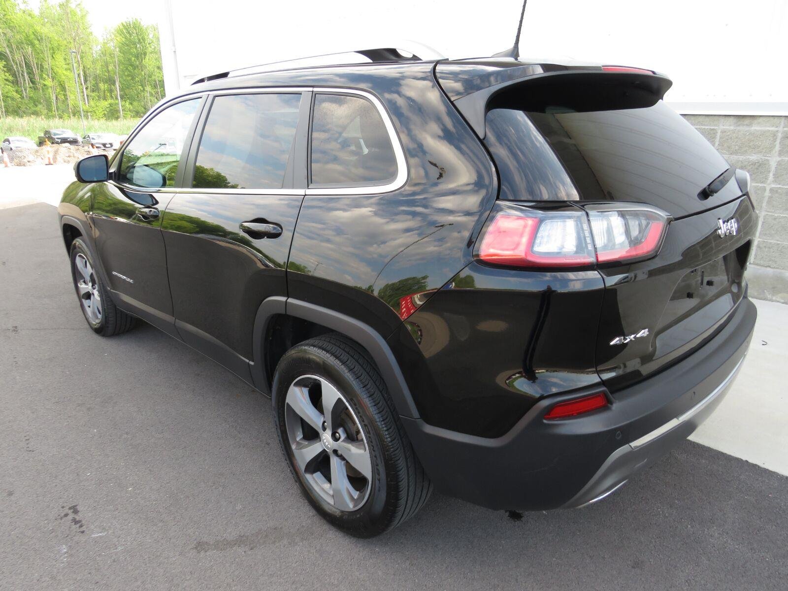 Used 2019 Diamond Black Crystal Pearlcoat Jeep Limited image 17