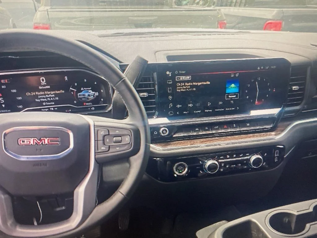 Used 2024 White GMC Elevation image 10