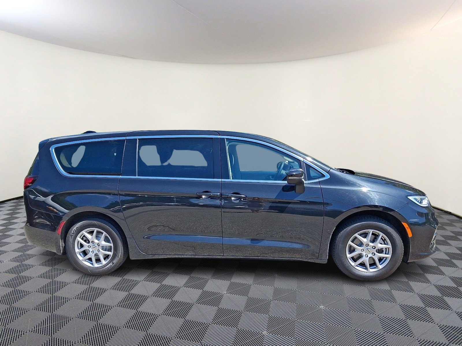 Used 2023 Brilliant Black Crystal Pearlcoat Chrysler Touring L image 6