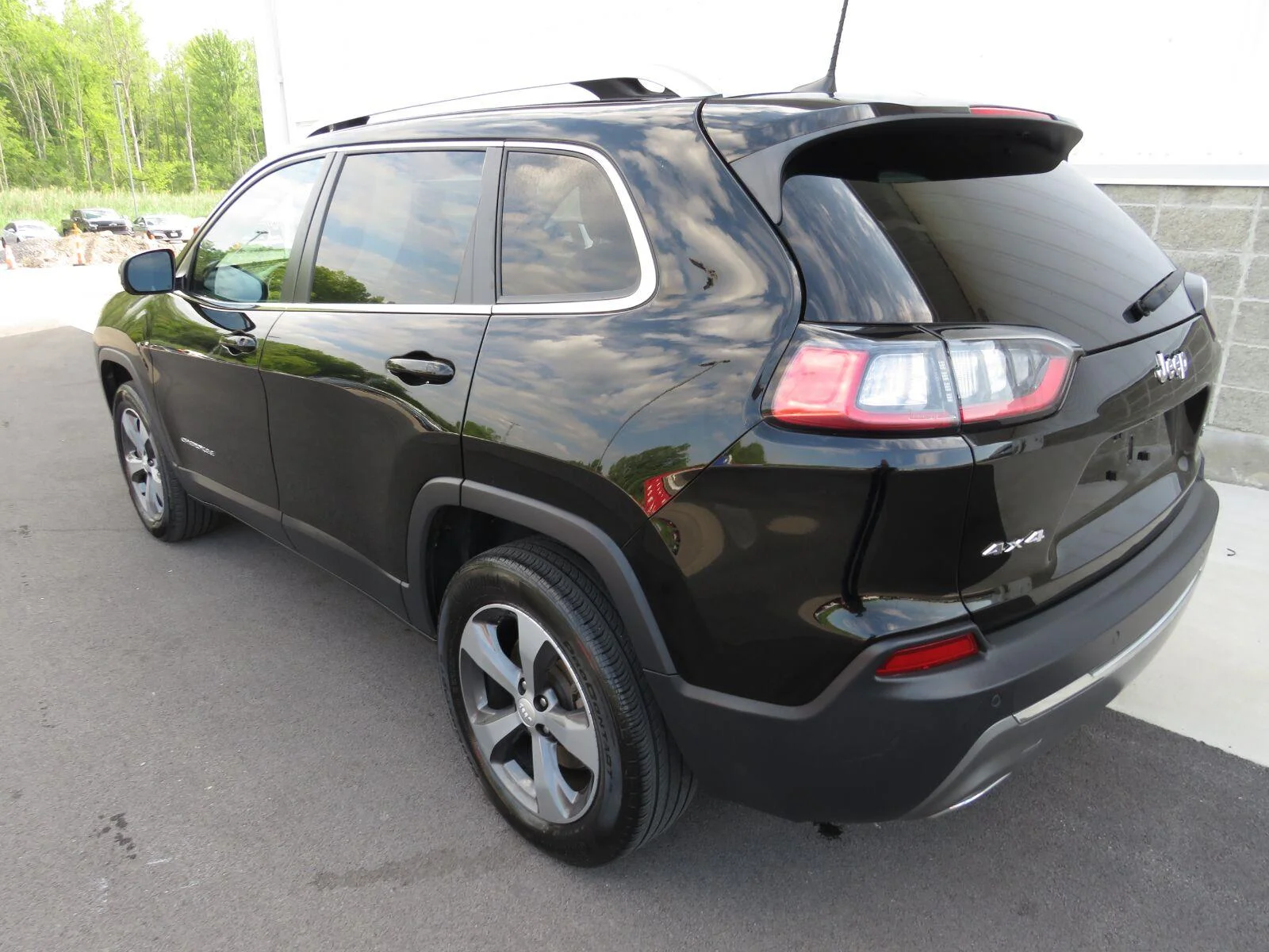 Used 2019 Diamond Black Cry Jeep Limited image 17