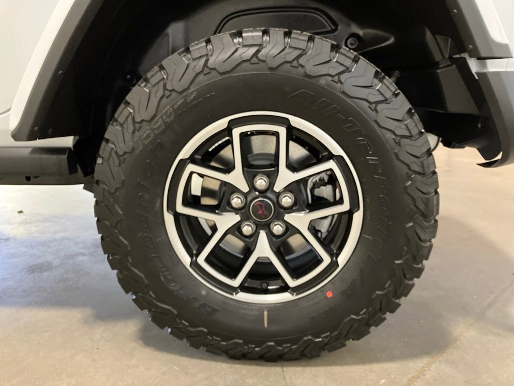 New 2026 Bright White Clear-Coat Exterior Paint Jeep Rubicon X image 32