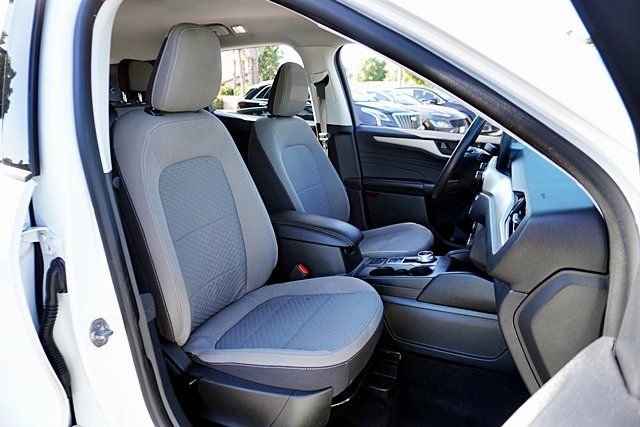 Used 2022 White Ford SE image 11