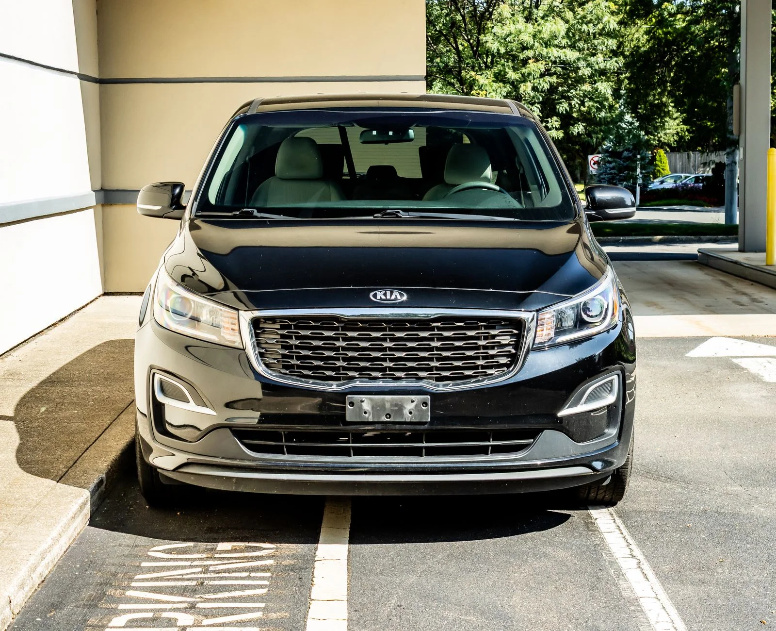 Used 2020 Kia Sedona LX with VIN KNDMB5C17L6600657 for sale in Commack, NY