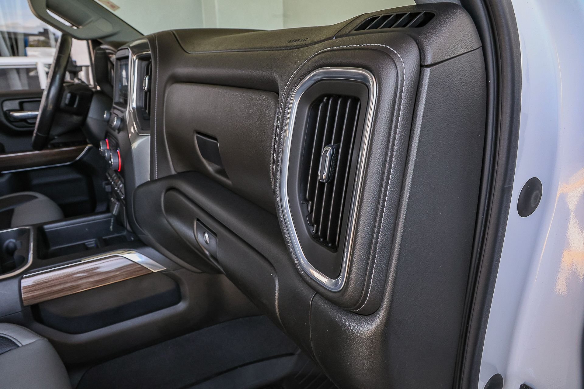 Used 2022 White Chevrolet LT image 33