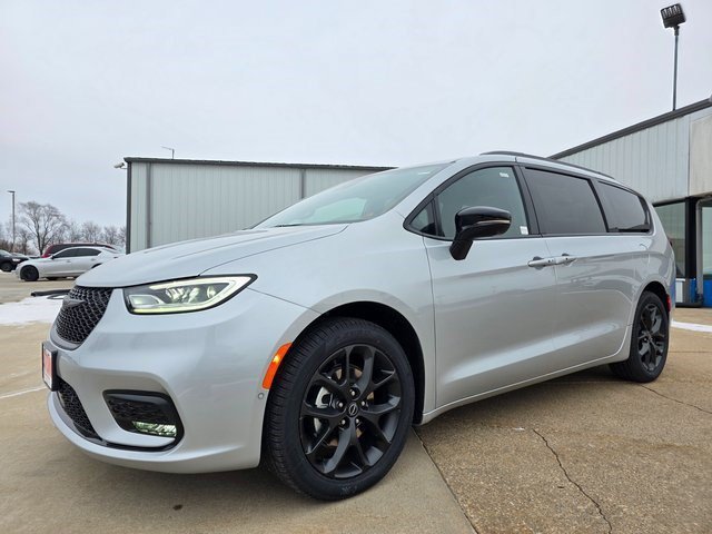 New 2026 Silver Mist Clear-Coat Exterior Paint Chrysler Select image 3