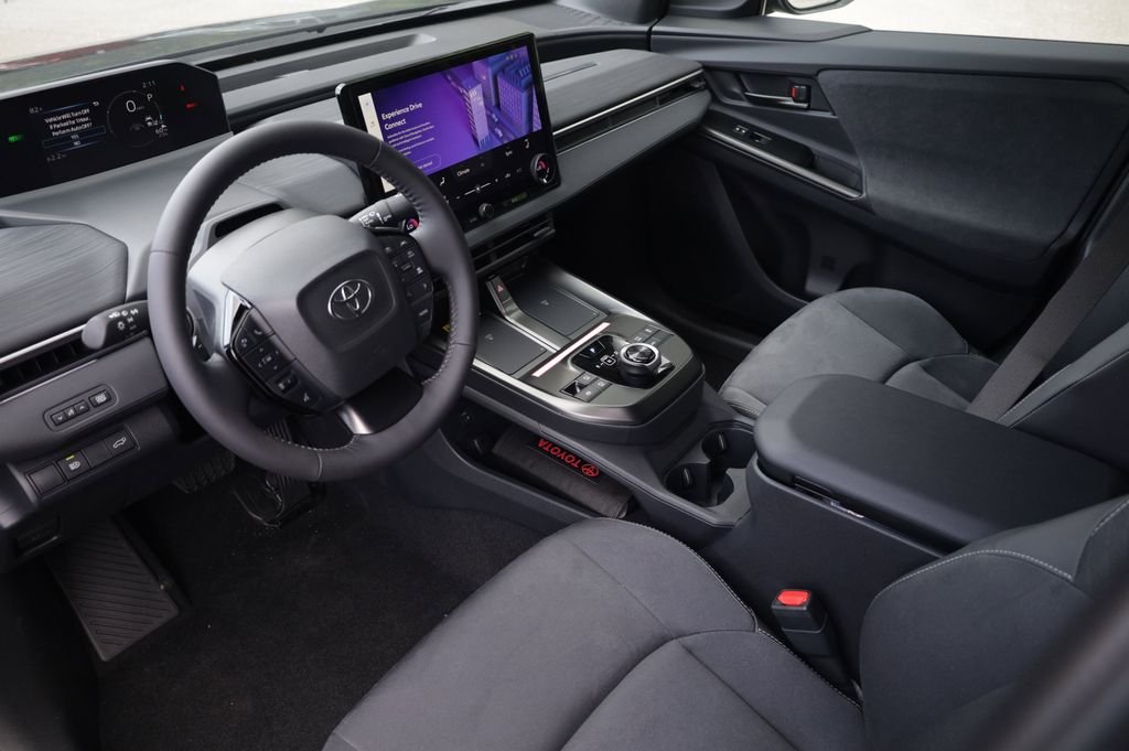2026 Toyota C-HR XSE - Photo 35