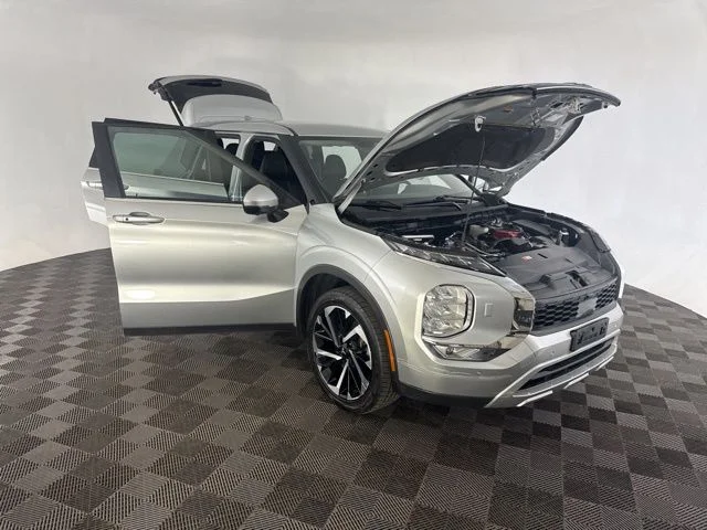 Used 2023  Mitsubishi SE image 12