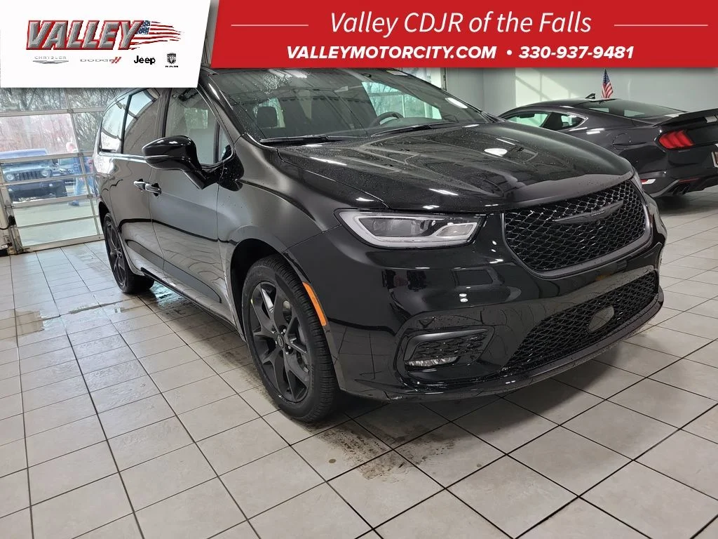 2026 Chrysler Pacifica Select AWD's photo