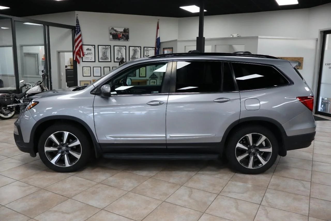Used 2022 Lunar Silver Metallic Honda SE image 3