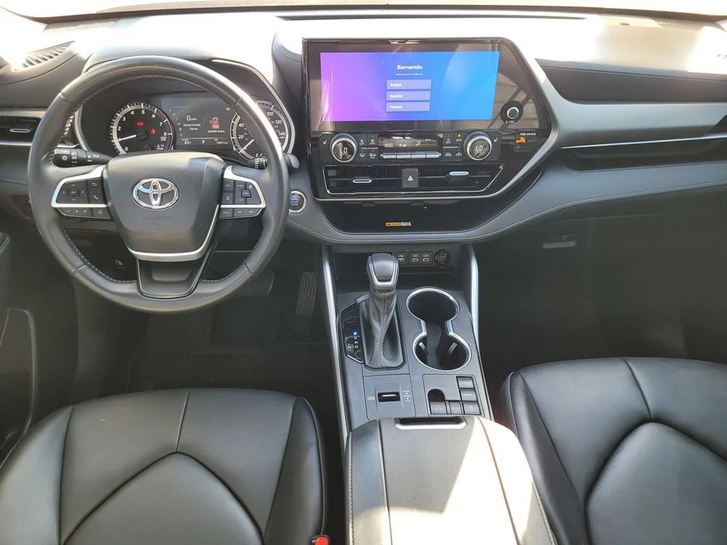 Used 2023  Toyota L image 13