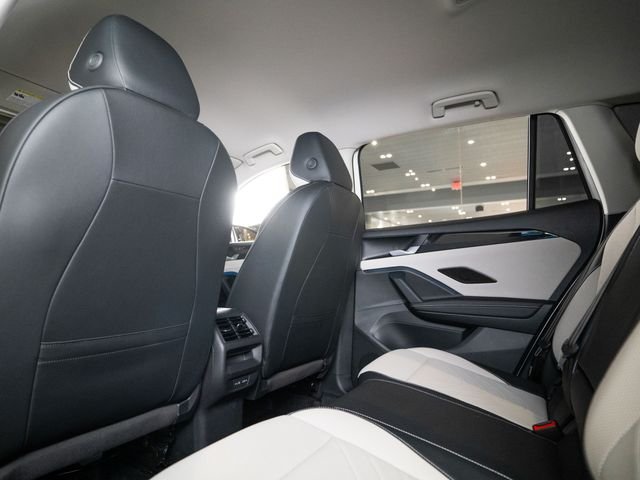 2025 Volkswagen Tiguan SE - Photo 12