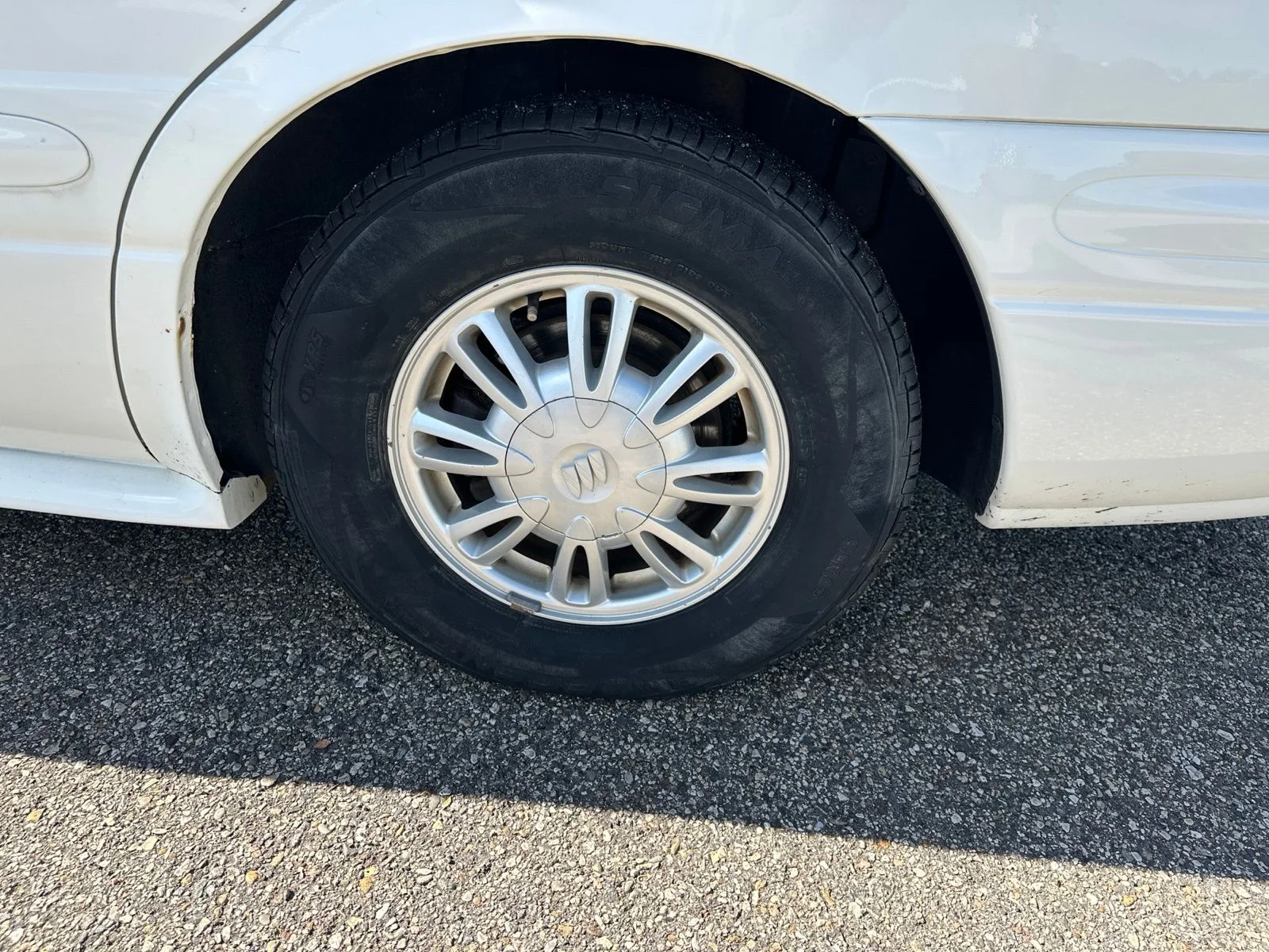 Used 2005 White Buick Custom image 7
