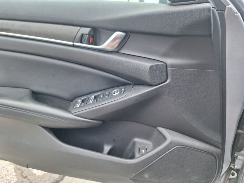 Used 2018  Honda EX image 17