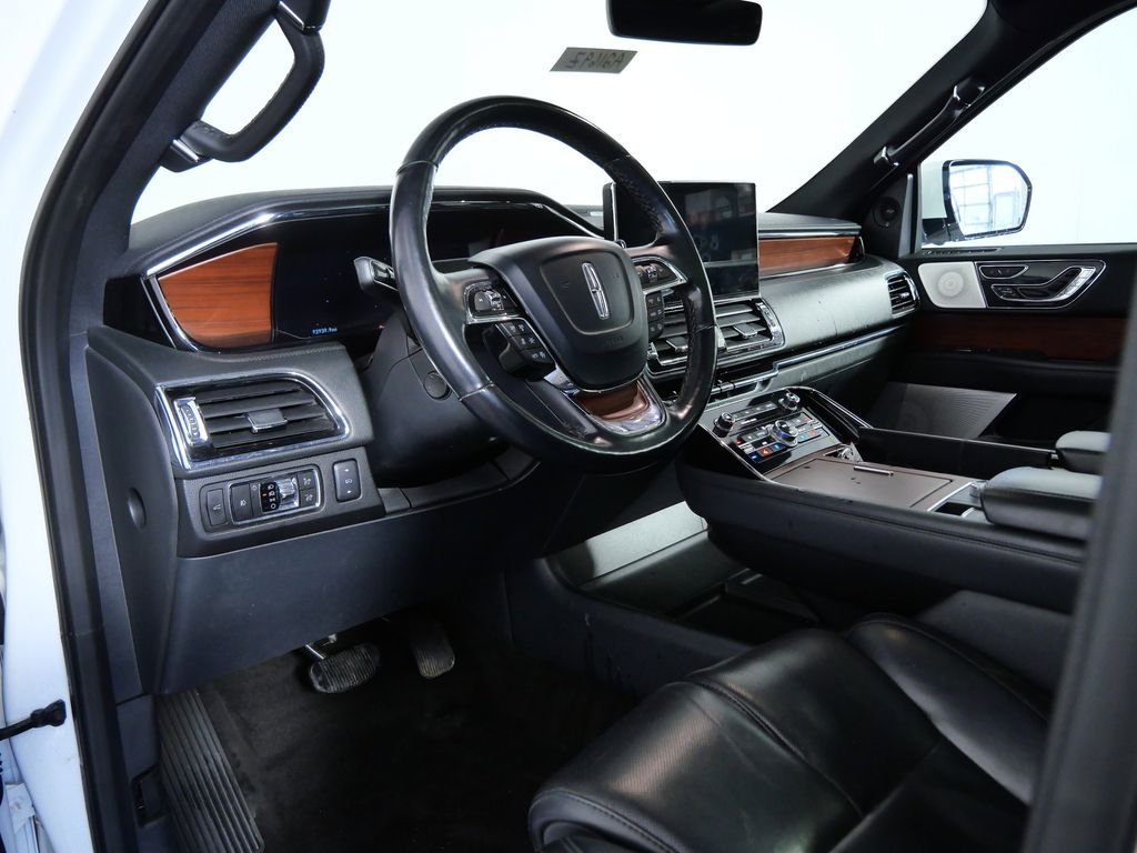 Used 2023 White Lincoln Reserve image 16