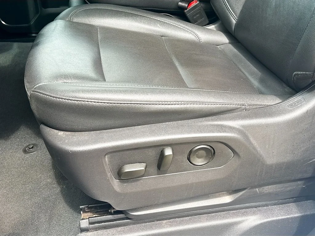 Used 2025 White GMC SLT image 21
