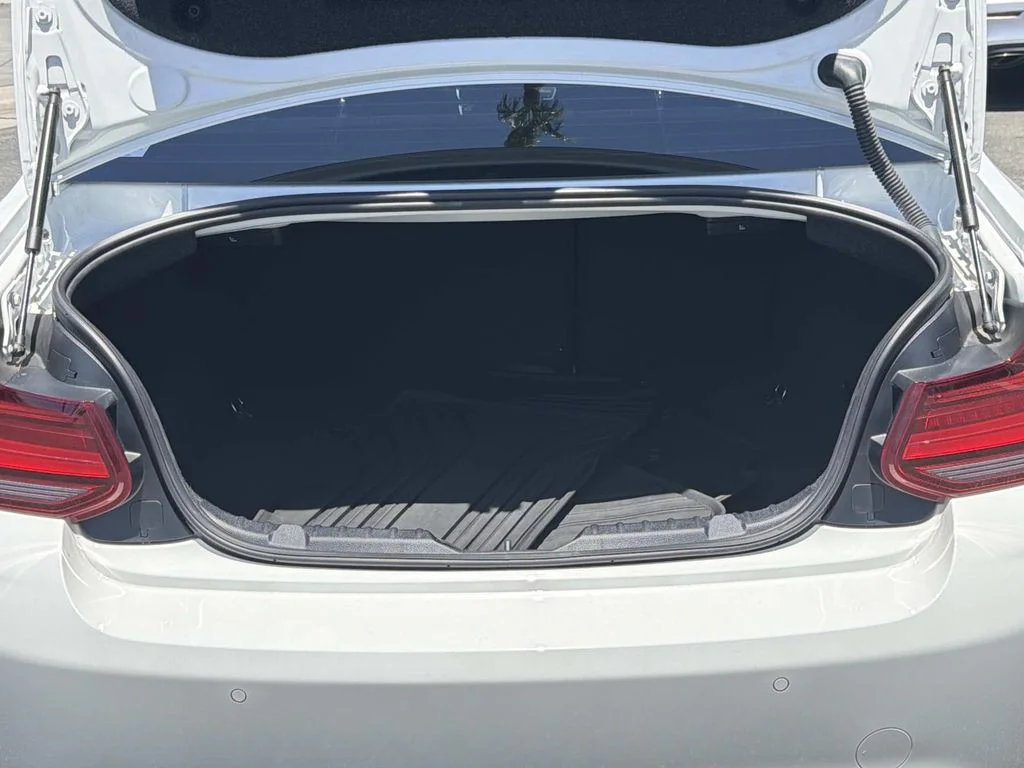 Used 2020 ALPINE WHITE BMW Competition image 25