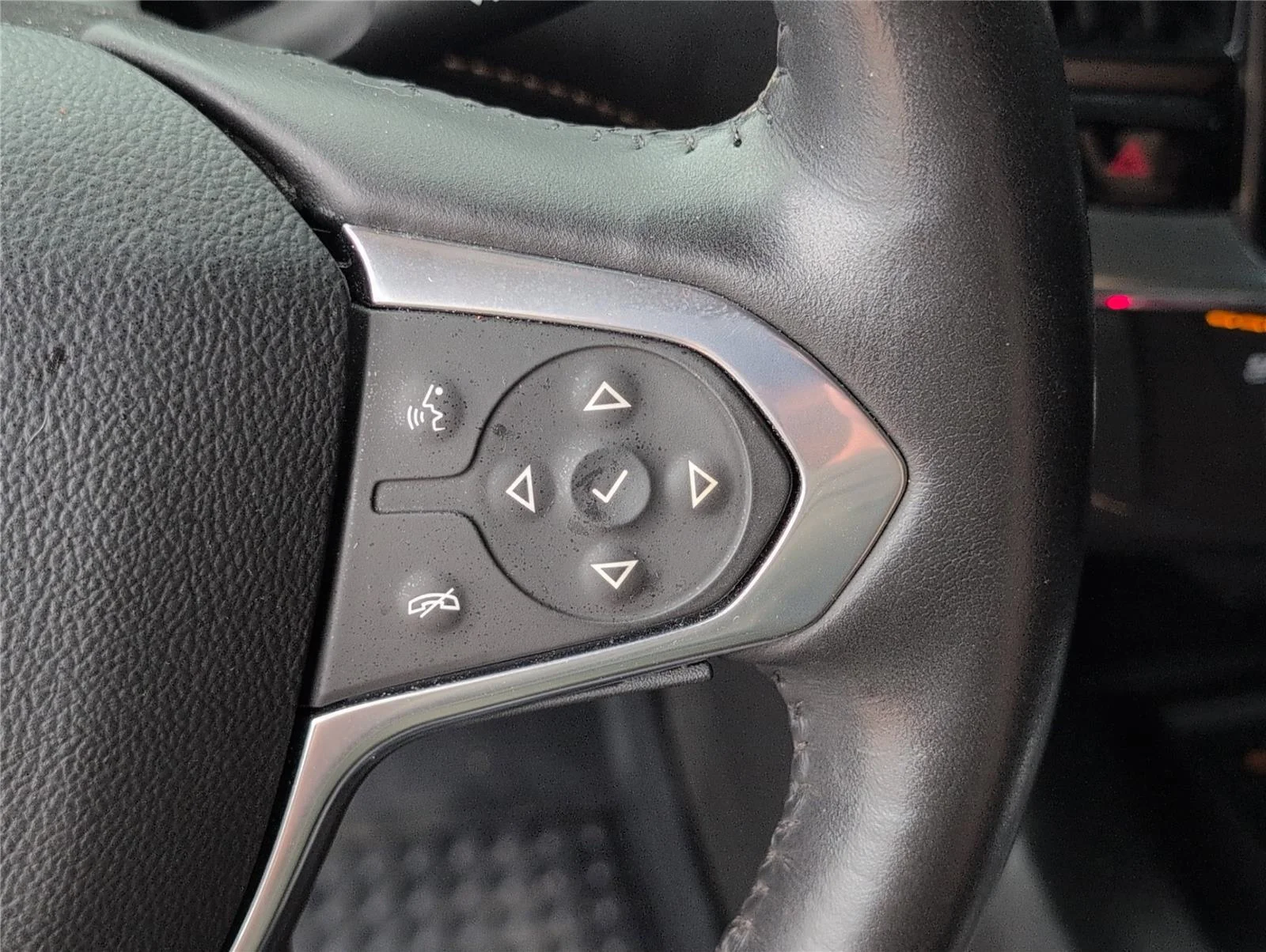 Used 2021 Iridescent Pearl Tricoat Chevrolet Premier image 27