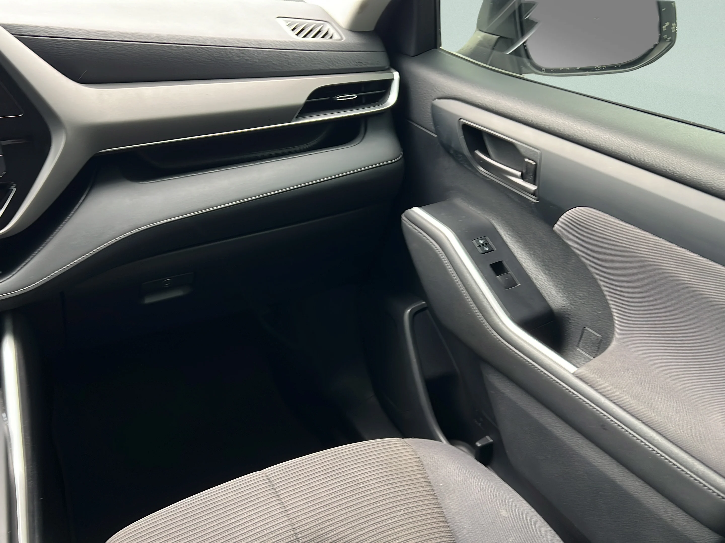 Used 2022 Pearl Toyota Hybrid LE image 13