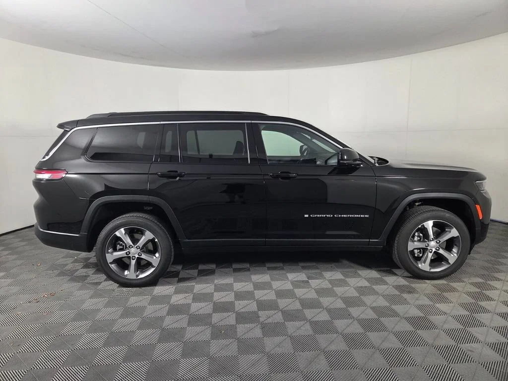New 2026 Diamond Black Crystal Pearl-Coat Exterior Paint Jeep Limited image 4