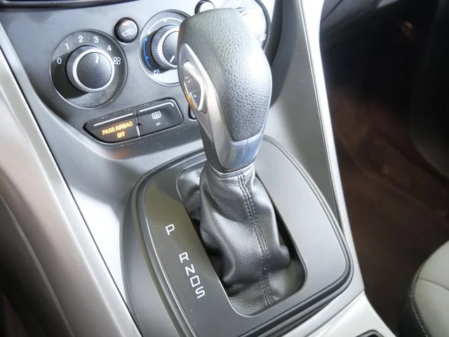 Used 2015 Orange Ford SE image 26