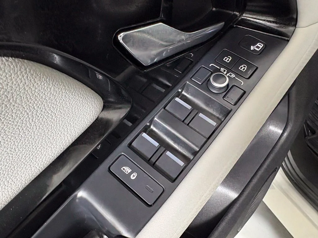 Used 2022 Silver Land Rover Dynamic image 21