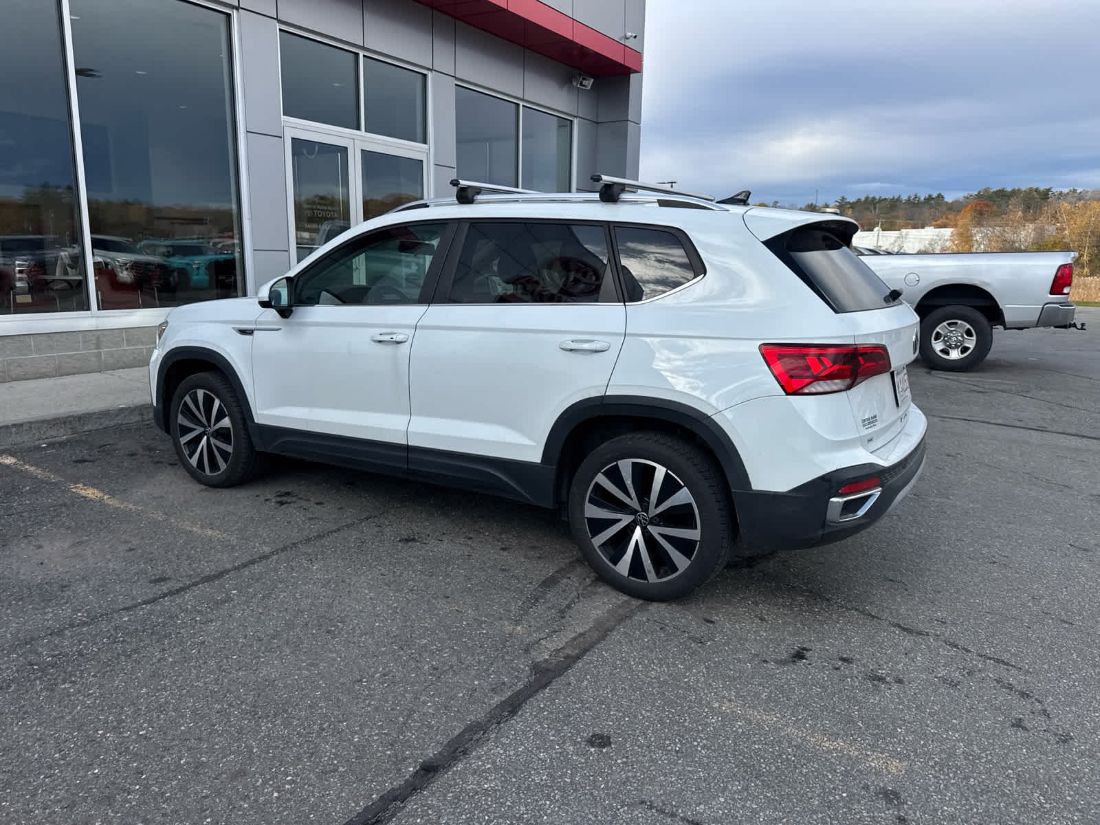 Used 2022 Pure White Volkswagen SE image 2