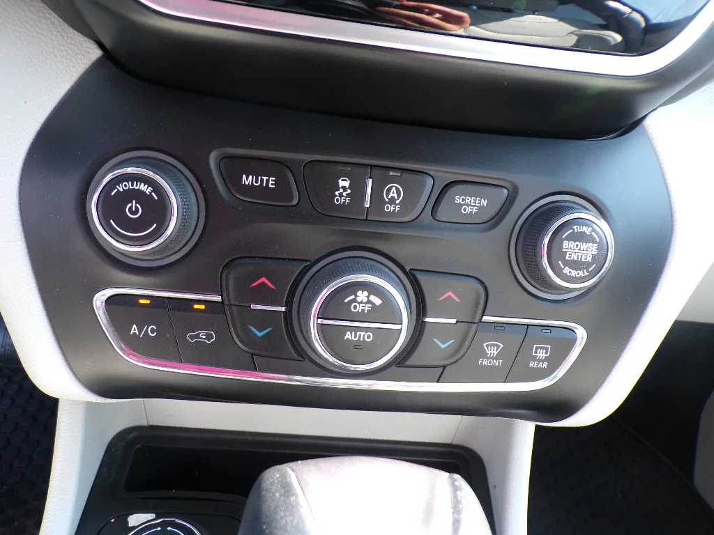 Used 2019 Velvet Red Pearlcoat Jeep Overland image 21
