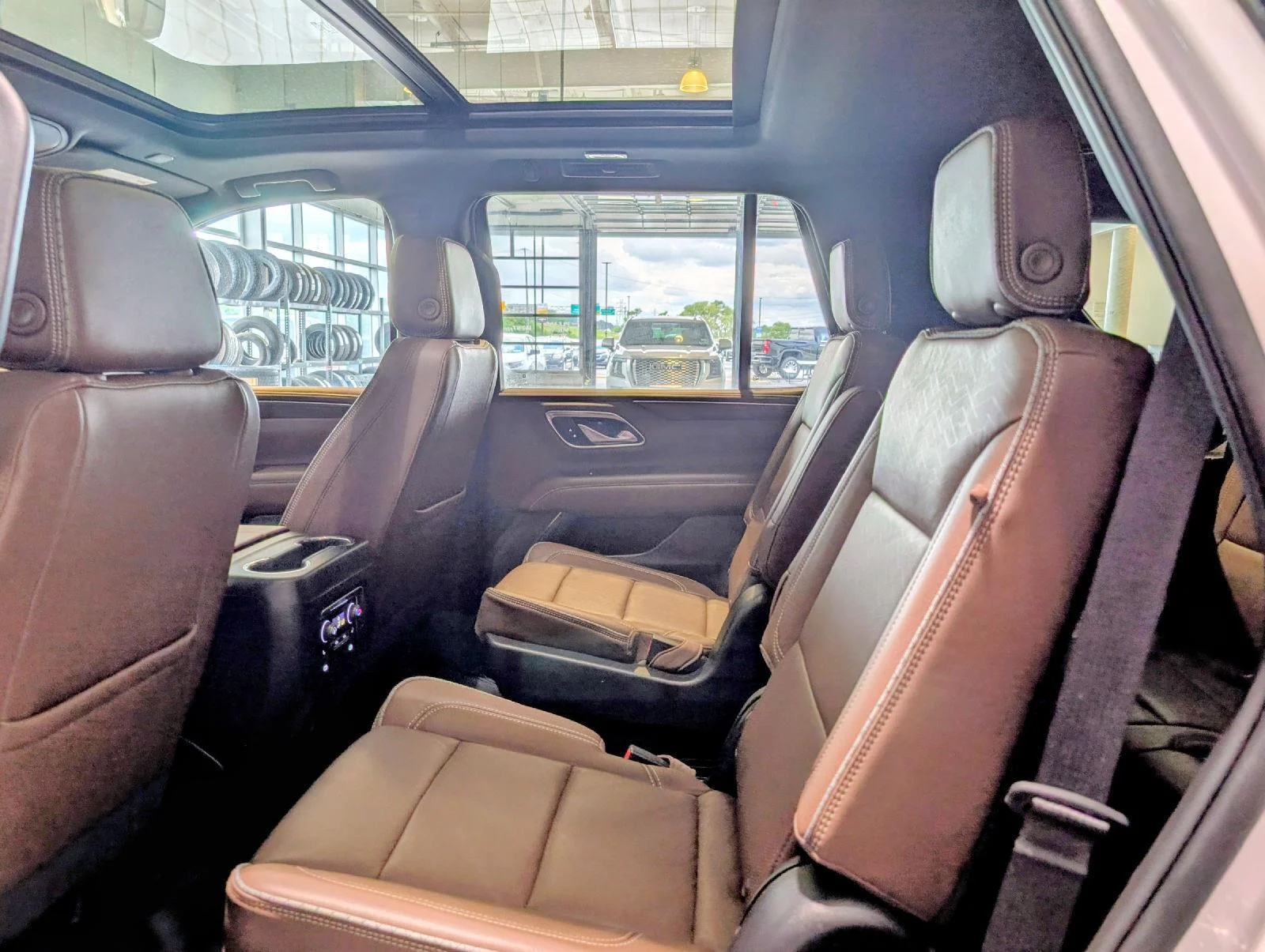 Used 2022 Iridescent Pearl Tricoat Chevrolet High Country image 24