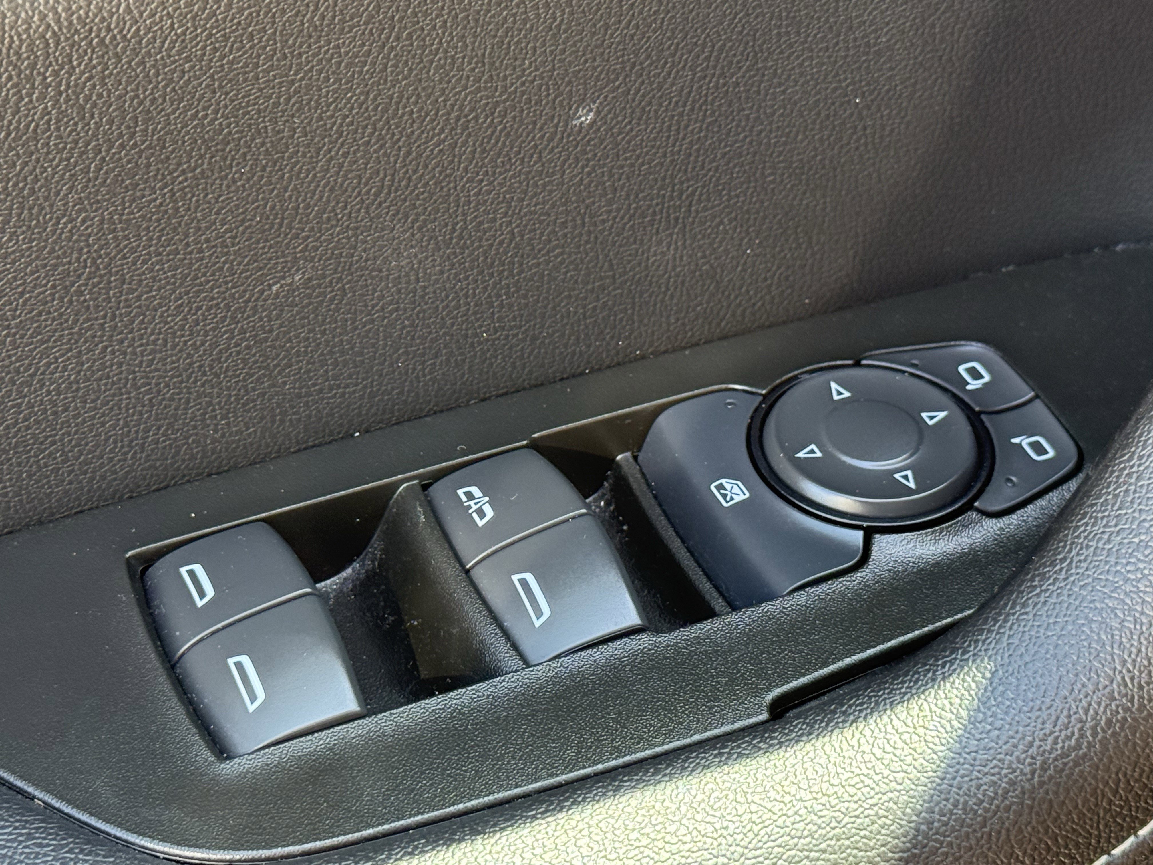 Used 2025 Summit White Chevrolet LT image 26