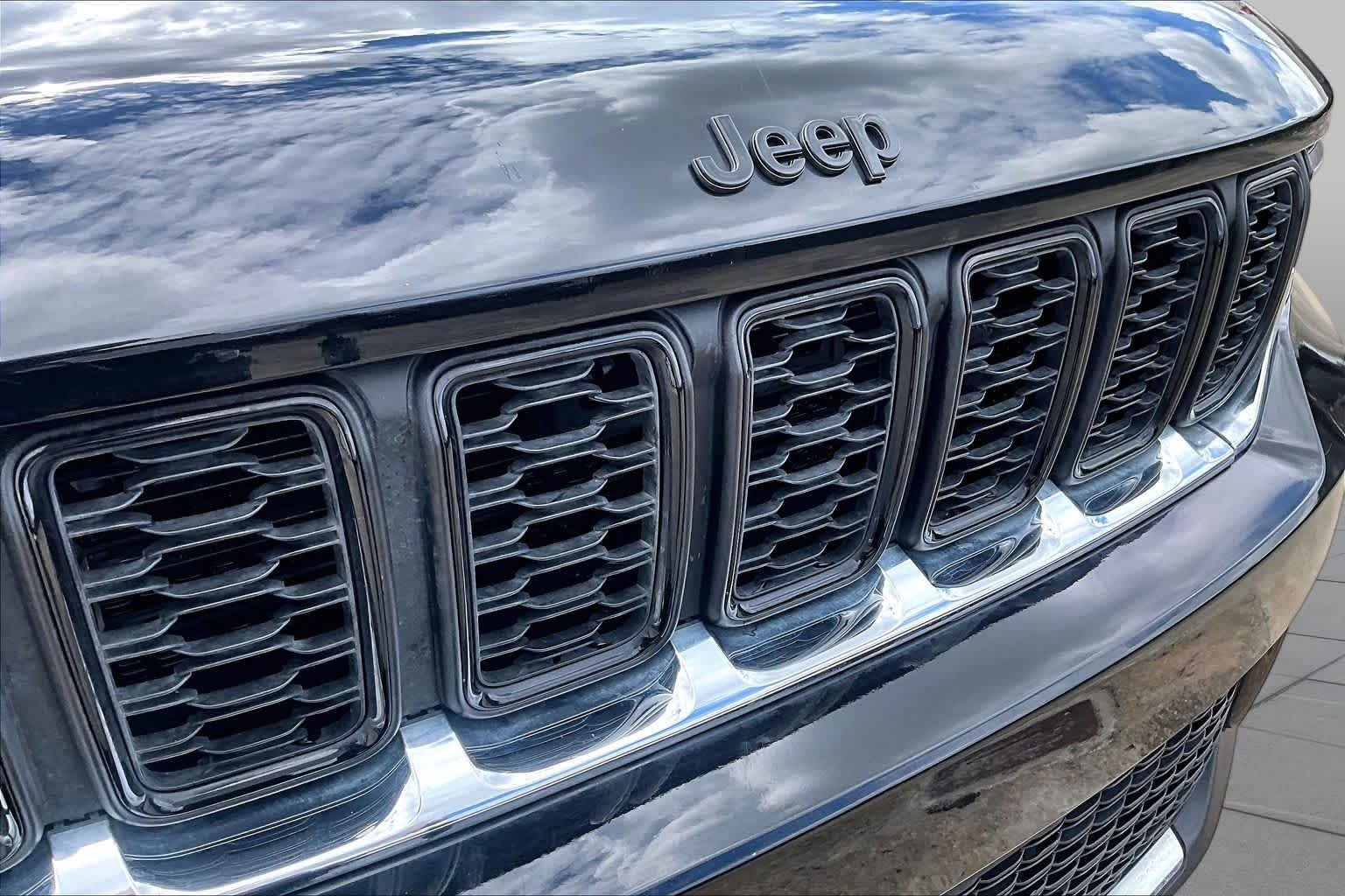 Used 2022 Diamond Black Crystal Pearlcoat Jeep Laredo image 30