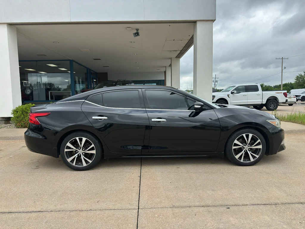 Used 2017 Super Black Nissan Platinum image 11