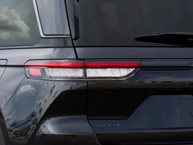 New 2026 Diamond Black Crystal Pearlcoat Jeep Laredo image 35