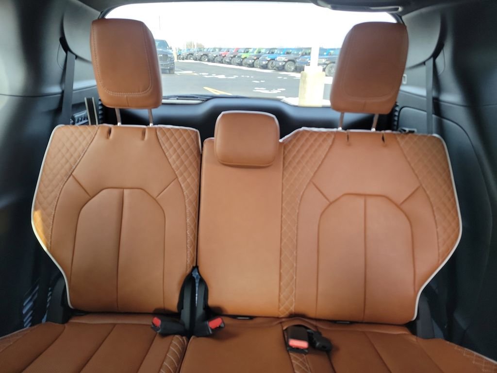 New 2026 Diamond Black Crystal Pearl-Coat Exterior Paint Chrysler Pinnacle image 14