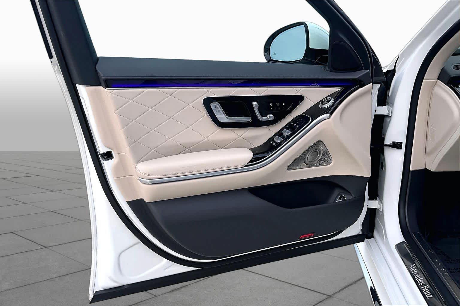 Used 2024 MANUFAKTUR Moonlight White Metallic Mercedes-Benz S 580 image 19