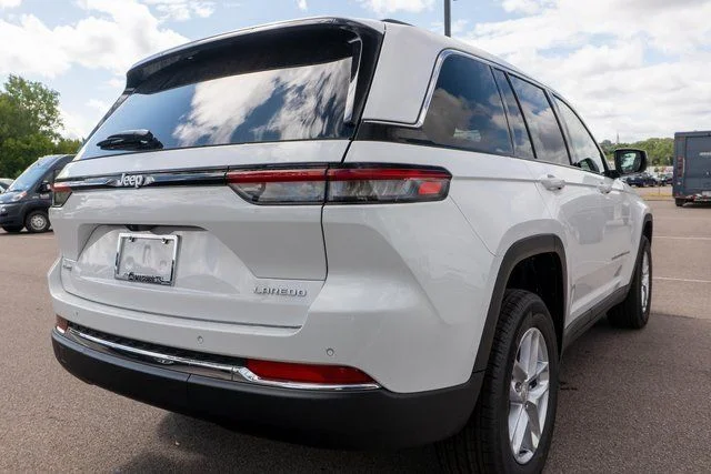 New 2026 Bright White Clear-Coat Exterior Paint Jeep Laredo X image 5
