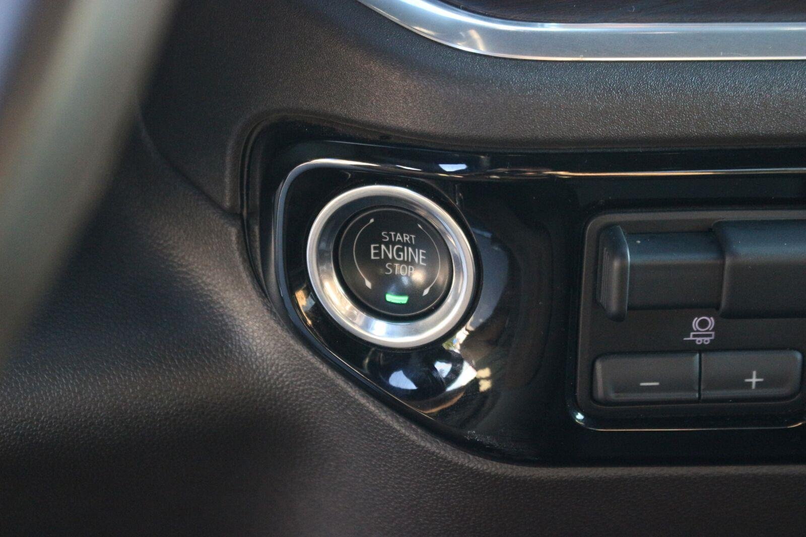 Used 2025 Onyx Black GMC SLT image 28