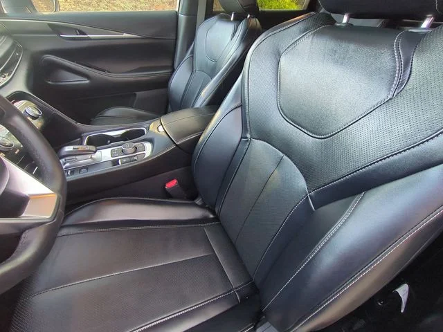Used 2023 White INFINITI LUXE image 27