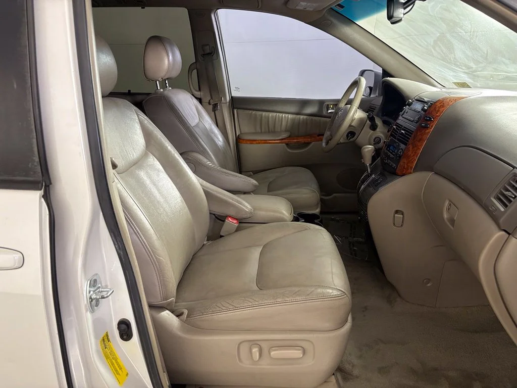 Used 2006 White Toyota XLE image 38