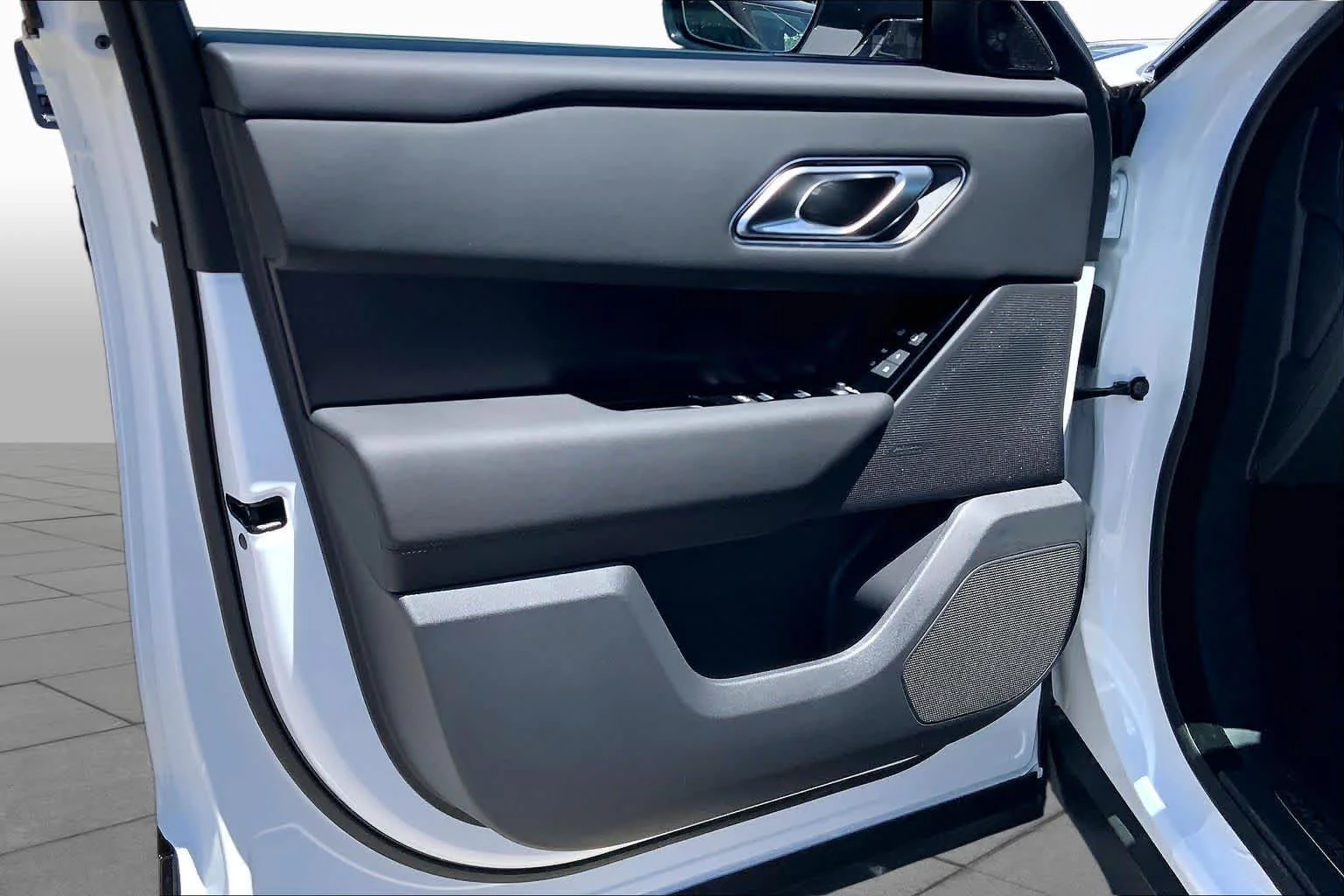 New 2026 Fuji White Land Rover Dynamic SE image 10