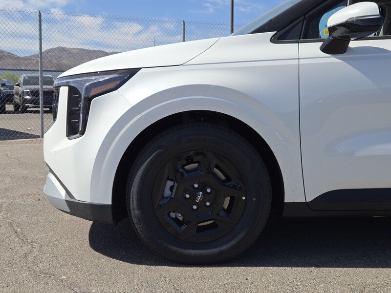 New 2026 Snow White Pearl Kia LXS image 5