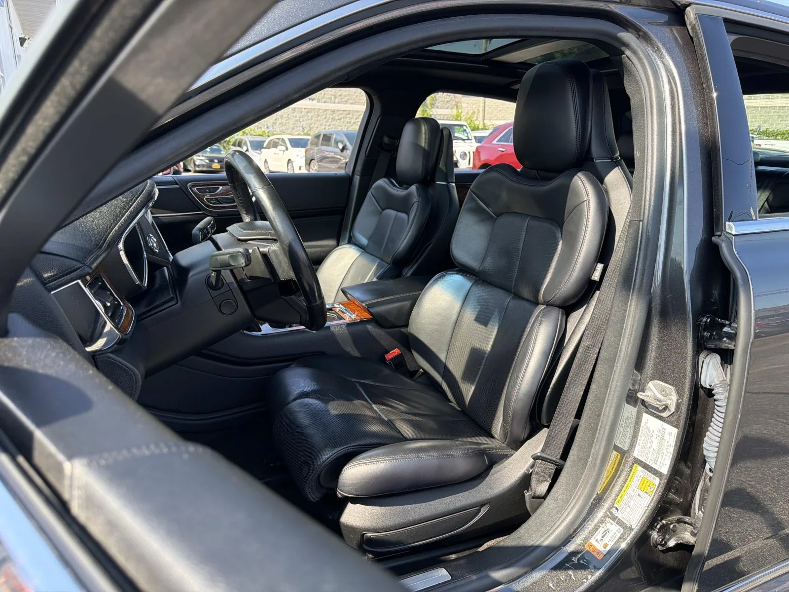 Used 2018 Gray Lincoln Reserve image 32